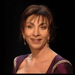 Artista sorridente in abito viola al Festival di Spoleto