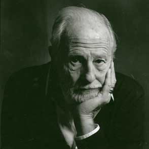 Ritratto in bianco e nero di anziano al Festival di Spoleto, pensoso e intenso