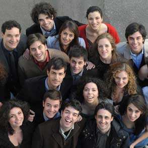 Artisti riuniti del Festival di Spoleto, sorridenti e uniti in gruppo