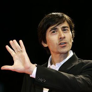 Artista sul palco del Festival di Spoleto gesticola con espressione dinamica