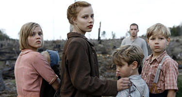 Scena drammatica al Festival di Spoleto, famiglie in attesa tra macerie e speranza