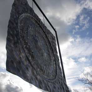 Scultura astratta del Festival di Spoleto contro il cielo nuvoloso
