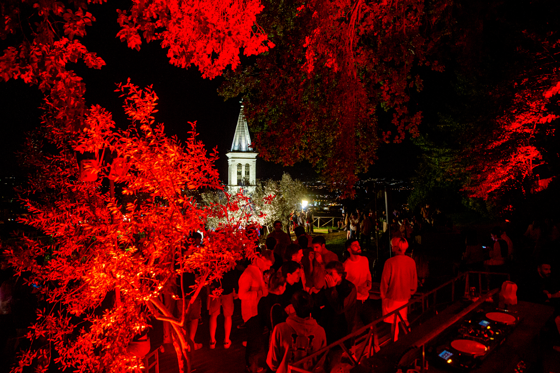 Notte rossa al Festival di Spoleto con campanile illuminato e folla
