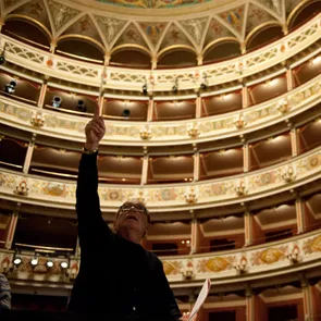 Spettatore emozionato al Festival di Spoleto nel teatro storico elegante