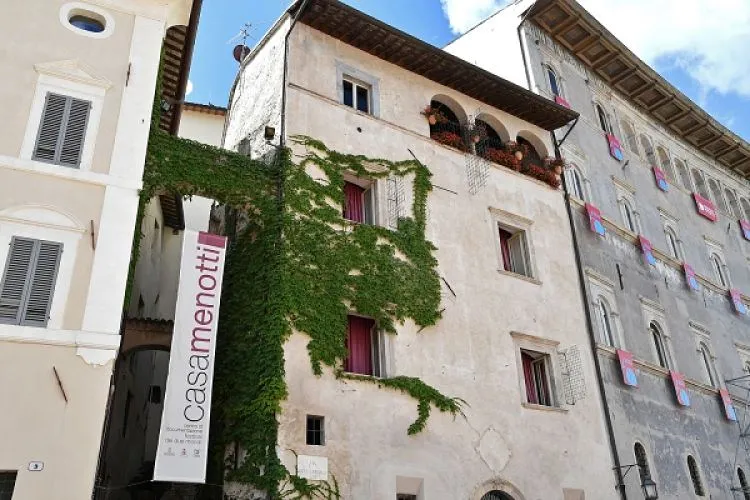 Facciata di edificio storico con edera al Festival di Spoleto