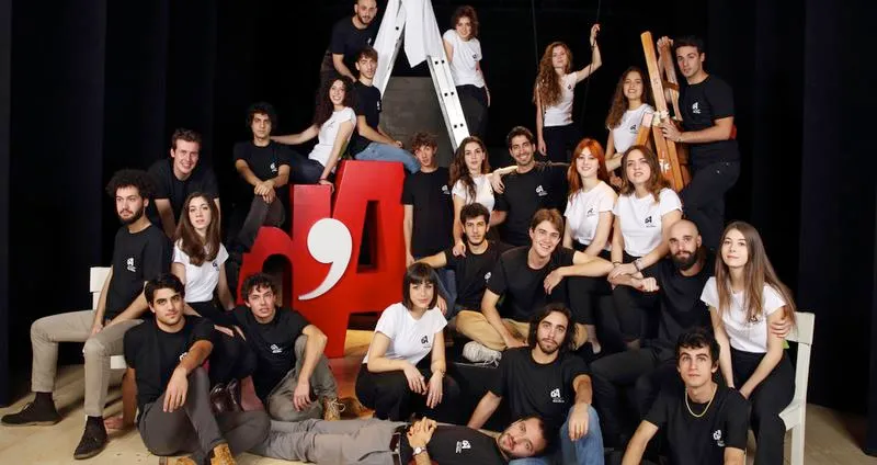 Gruppo giovane del Festival di Spoleto con grande numero 64 rosso