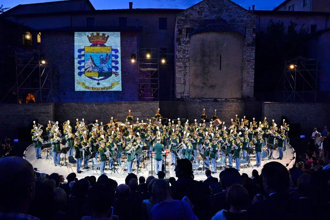 Festival di Spoleto orchestral performance with large brass band at night