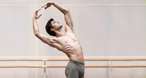 Ballerino in posa elegante al Festival di Spoleto, corpo architettonico