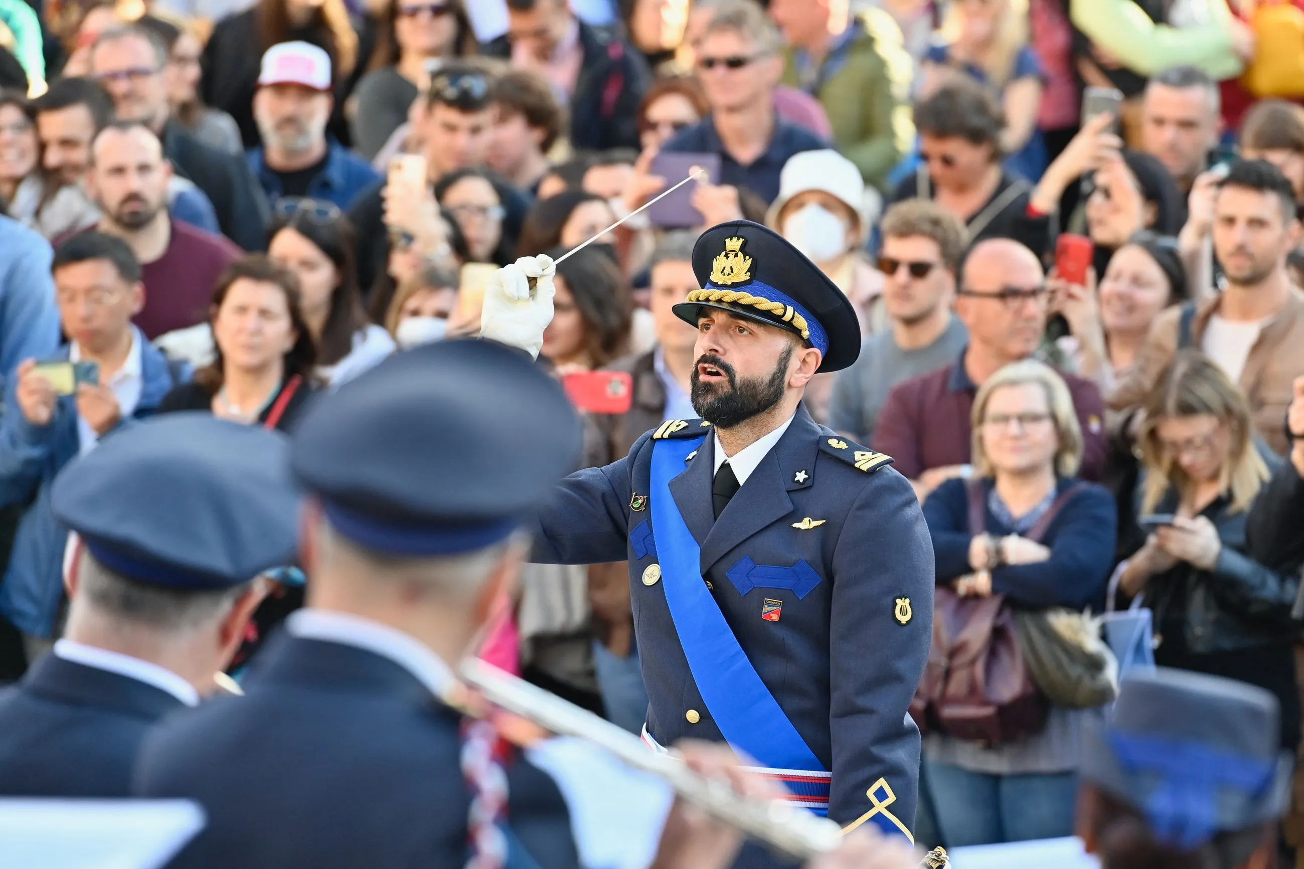 Ufficiale militare al Festival di Spoleto circondato da una folla festante