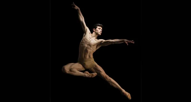 Ballerino in posa dinamica al Festival di Spoleto, arte del movimento