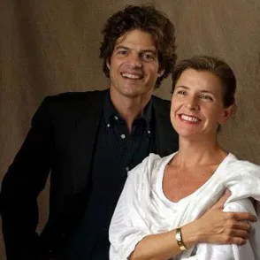 Due artisti sorridenti al Festival di Spoleto, ritratti in posa elegante