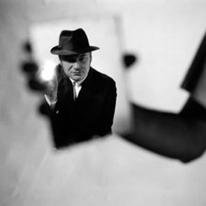 Uomo con cappello al Festival di Spoleto, immagine in bianco e nero suggestiva