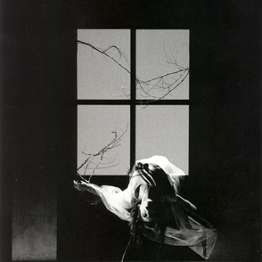 Scena artistica in bianco e nero al Festival di Spoleto, donna e finestra