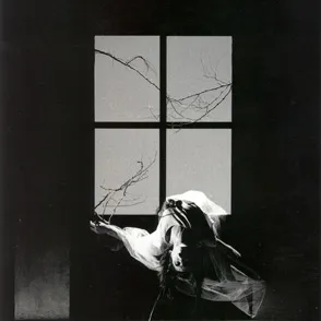 Scena artistica in bianco e nero al Festival di Spoleto, donna e finestra