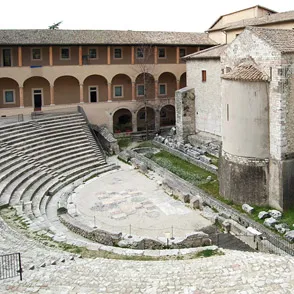 Antico teatro romano nel Festival di Spoleto, architettura storica italiana