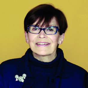 Sorridente partecipante al Festival di Spoleto con occhiali blu