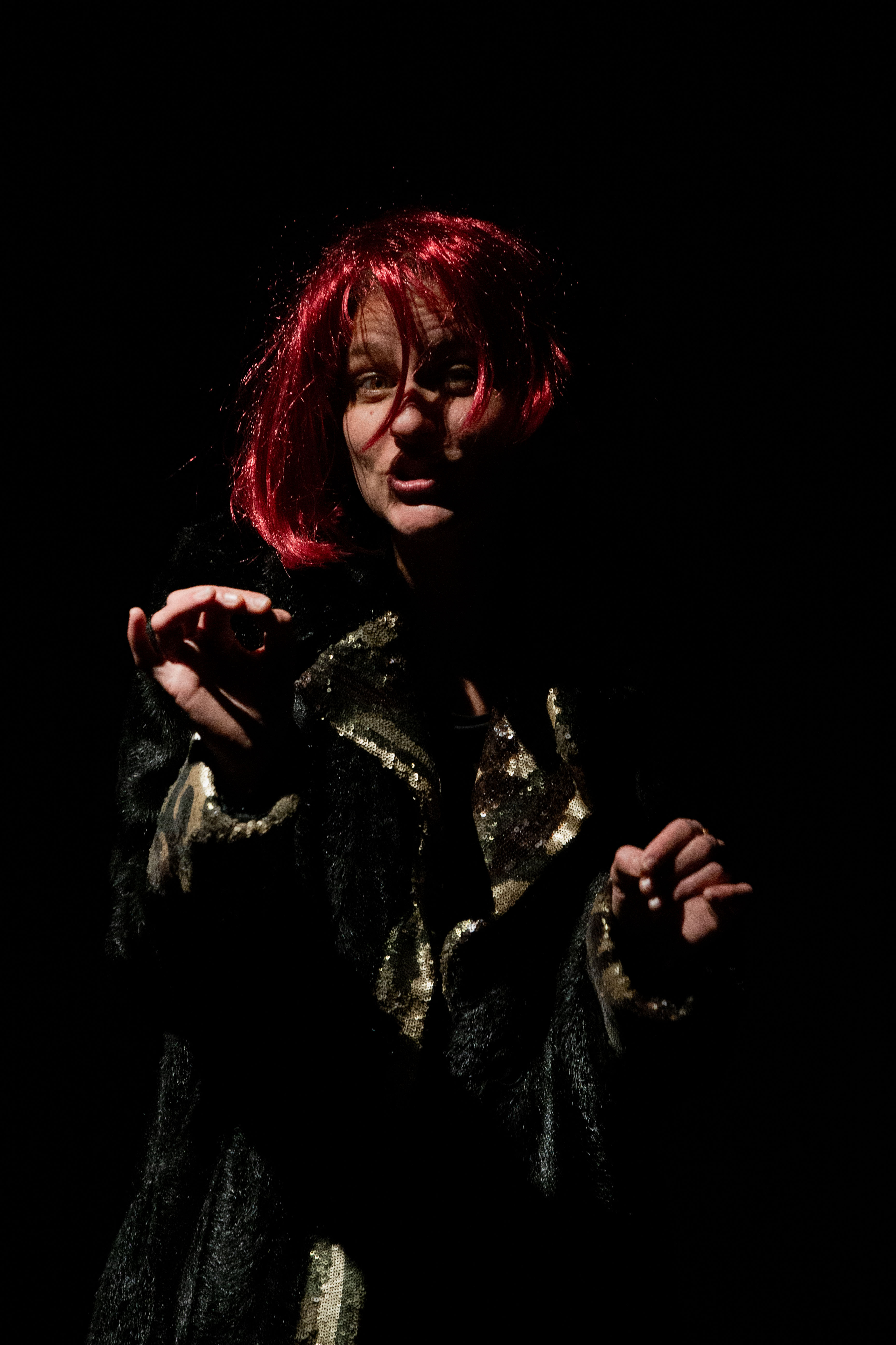 Performer drammatica con capelli rossi al Festival di Spoleto