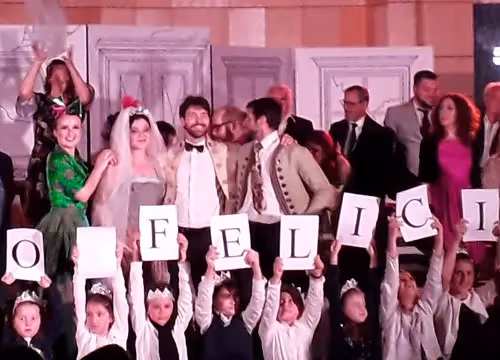 Festa di Spoleto, gruppo festante con lettere che compongono "FELICI"