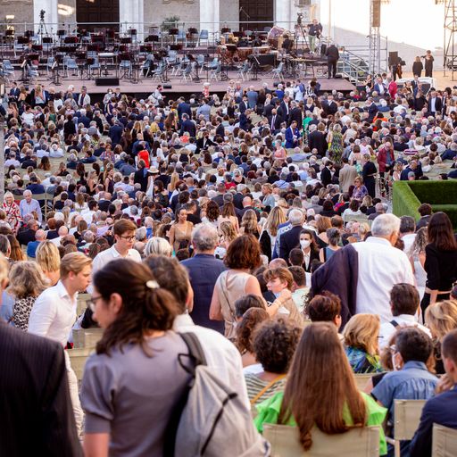 Folla affollata al Festival di Spoleto, pubblico seduto in attesa dell'evento
