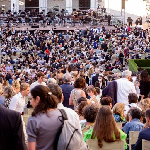 Folla affollata al Festival di Spoleto, pubblico seduto in attesa dell'evento