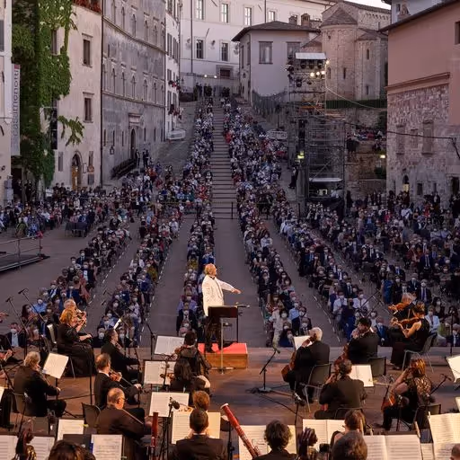 Festival di Spoleto orchestra performs in historic Italian city square packed with audience