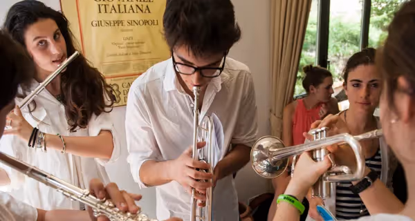Musicisti al Festival di Spoleto preparano gli strumenti per l'esibizione