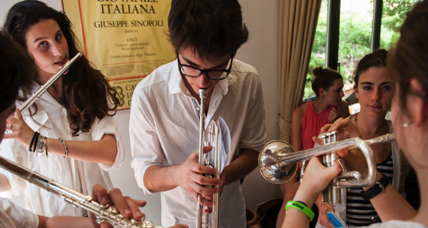 Musicisti preparano gli strumenti al Festival di Spoleto, atmosfera creativa