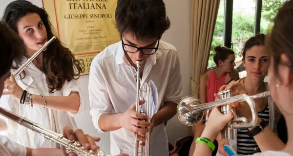 Musicisti al Festival di Spoleto preparano gli strumenti per l'esibizione