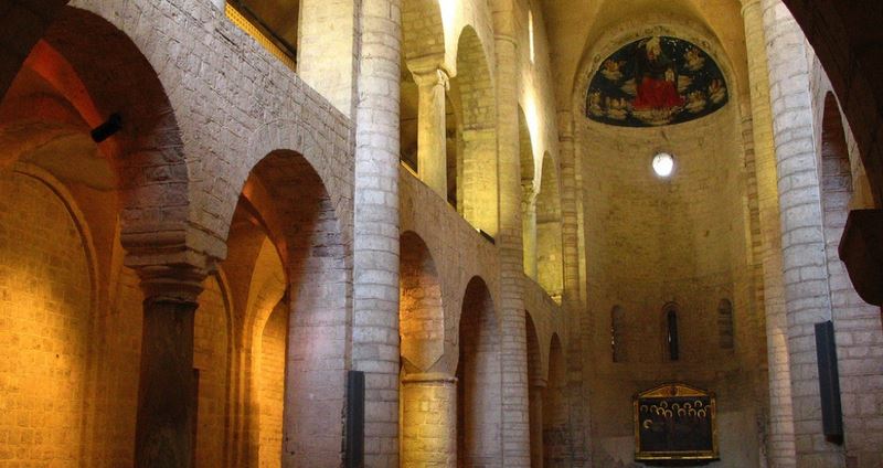 Interno architettonico suggestivo del Festival di Spoleto, volte e archi antichi