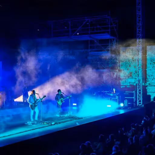 Concerto al Festival di Spoleto con musicisti blu e nebbia atmosferica