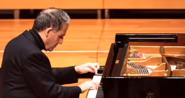 Pianista si esibisce al Festival di Spoleto con passione su un grande pianoforte