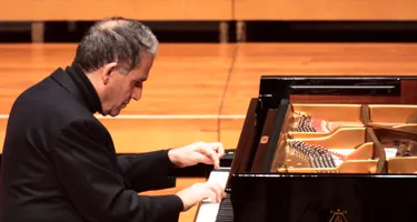 Pianista si esibisce al Festival di Spoleto con passione su un grande pianoforte