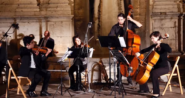 Ensemble di musica classica si esibisce al Festival di Spoleto, atmosfera intima