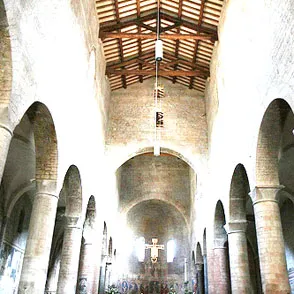 Interno suggestivo di una basilica durante il Festival di Spoleto