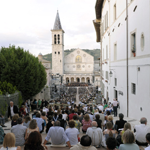 Folla radunata per il Festival di Spoleto, sullo sfondo il maestoso duomo