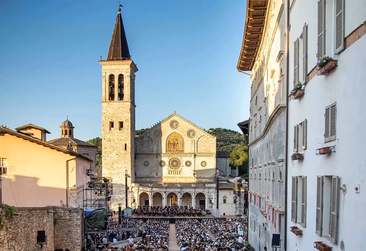 Festival di Spoleto: Crowded outdoor concert in historic Italian cathedral square