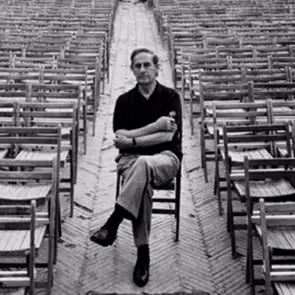 Giorgio Caproni al Festival di Spoleto, seduto tra le sedie vuote