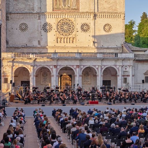 Orchestra sinfonica al Festival di Spoleto, concerto all'aperto in piazza storica