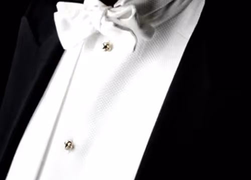 Camicia bianca elegante al Festival di Spoleto, dettaglio raffinato in bianco e nero