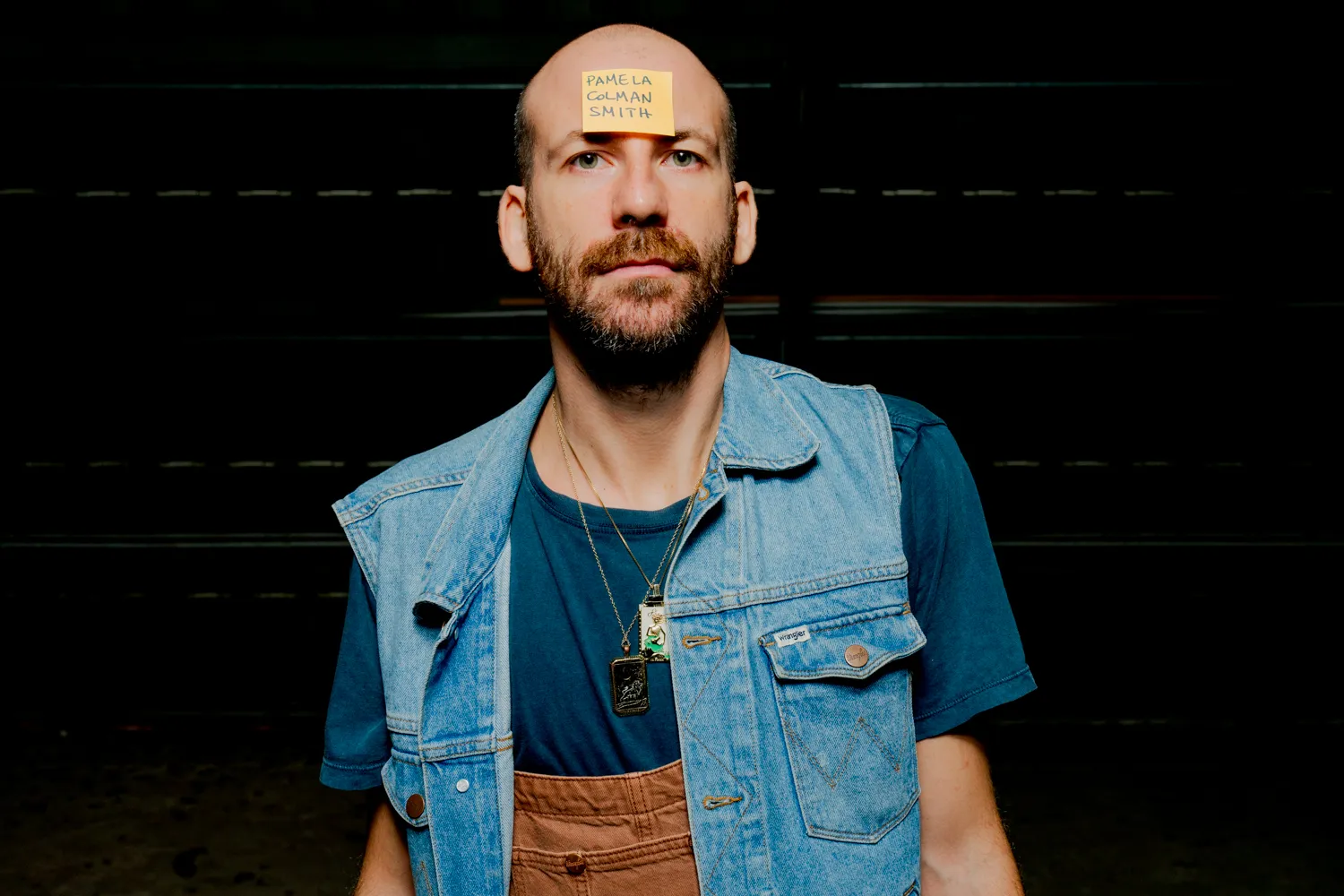 Performer con post-it al Festival di Spoleto, ritratto in stile contemporaneo