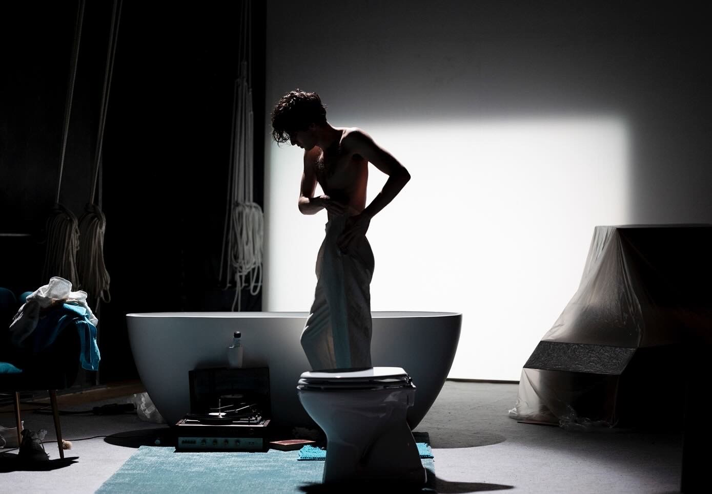 Performance artistica al Festival di Spoleto, silhouette drammatica in bagno