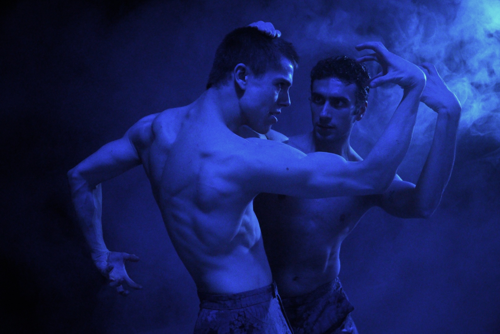 Danzatori in blu al Festival di Spoleto, movimento e grazia