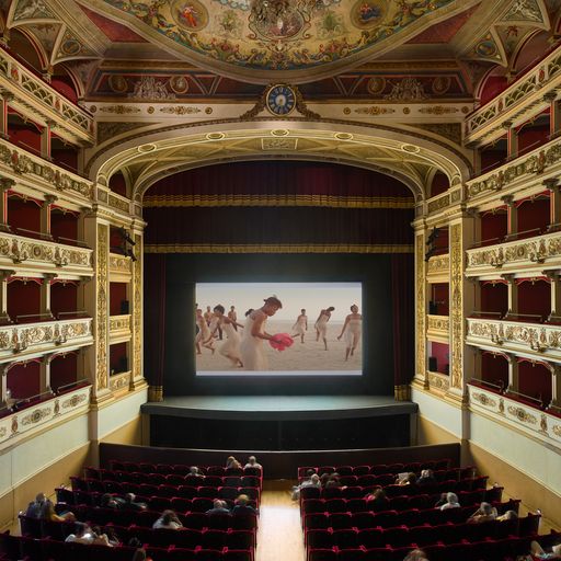 Proiezione al Festival di Spoleto in un elegante teatro storico italiano