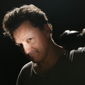 Ritratto suggestivo di artista al Festival di Spoleto, illuminato dal buio