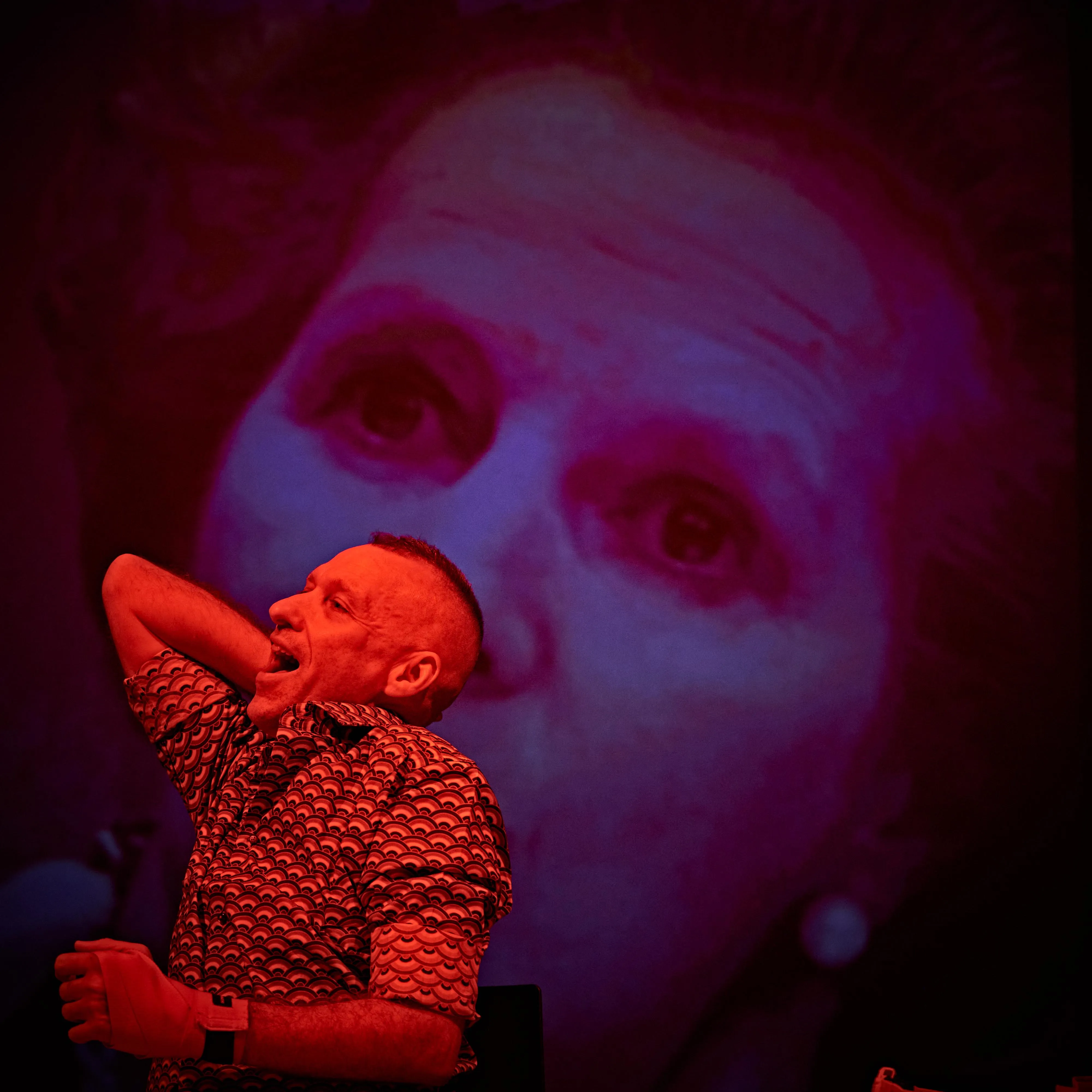 Performance artistica intensa al Festival di Spoleto con attore rosso drammatico