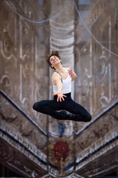 Danzatore sospeso nel Festival di Spoleto, movimento artistico in architettura storica