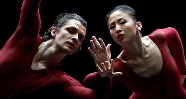 Danzatori in rosso al Festival di Spoleto, movimenti espressivi e intensi