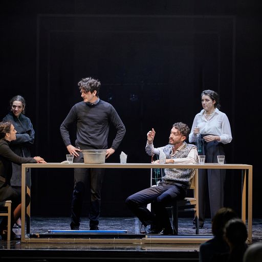 Scena teatrale al Festival di Spoleto con attori su palcoscenico minimale