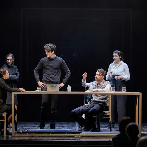 Scena teatrale al Festival di Spoleto con attori su palcoscenico minimale