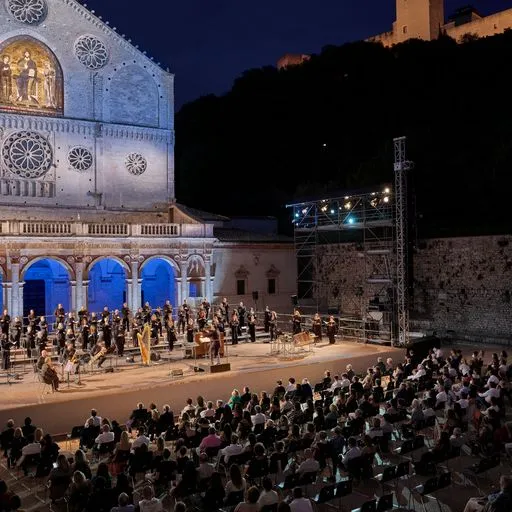 Concerto serale al Festival di Spoleto, orchestra davanti a stupenda cattedrale gotica